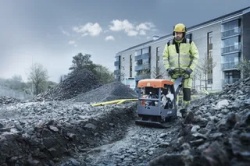 Wytrzymała płyta robocza ze stali Hardox 400 w zagęszczarce Husqvarna LG 204